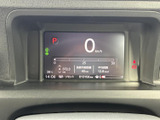 視認性の高いメーター類で、運転に必要な情報を的確に把握できます。落ち着いたデザインで、運転に集中しやすい空間を演出します。