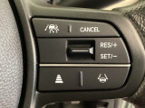 ハンドルにHondaセンシング系のクルーズコントロールやレーンキープアシストなどの操作スイッチが装備されています。ハンドルから手を離さず安全に操作できます。