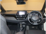 デザインもよく、居心地のよい運転席ですね。分かりやすいスイッチ類ですから操作もしやすく運転をサポートします。ぜひご来店いただき、実際にお座りいただいてステアリングを握ってみてください!