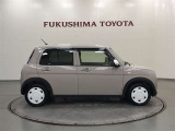 【まるごとクリーニング】シートを取り外し、車内を徹底洗浄。隅々まで丁寧に仕上げています。