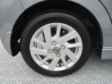 日産純正のアルミホイールが装着されてます。ボディデザインとマッチしておりカッコイイですね。