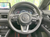 インテリアに合わせたデザインのステアリングは、運転される方のことも考え、運転しやすい形状、大きさです。是非一度、実際に触ってお確かめください。