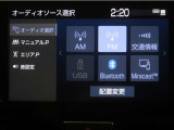 ディスプレイオーディオを装備。スマートフォンと車を繋ぐことで、これまでのナビに加えて色々なサービスが楽しめます。