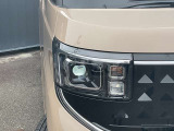 LEDライトは白色光で遠くまで明るく照らし、夜間の安全運転をサポートします