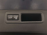 【パワーバックドア】スイッチひとつでバックドアを自動開閉!停止位置メモリー機能付きなので、駐車場所の状況に合わせてバックドアの開く位置を調整可能!機能の詳細につきましては、展示店舗までお尋ねください!