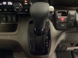 CVT車のセレクトレバーです。低速から高速まで、変速ショックのないスムーズな走りと、エンジン効率のよい領域を維持して燃費にも貢献します。サイドブレーキはスイッチ操作の電子制御パーキングブレーキです。