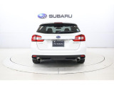 SUBARUリヤビークルディテクションを搭載。後方から接近する車両を検知し、ドアミラーのLEDインジケーターで注意を促します。車線変更や後退時の安全確認をサポートし、安心感の高いドライブを実現します。
