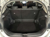 トランク収納スペースをご確認ください。荷物の積み下ろしがしやすい広さを確保しており、日常使いからレジャーまで幅広く活用できます。