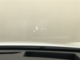 【カラーヘッドアップディスプレイ】運転に必要な情報をウィンドシールドガラスの視野内に投影します。運転シーンに合わせて表示モードの切り替えが可能です。