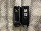 スマートキーを装備しています。鍵を差し込むことなくドアロックの開け閉めと、スタートボタン操作でのエンジンスタートができます。スペアキーも同じものを用意しております。