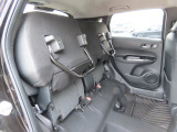 リアシートの座面をはねあげれば、横倒し出来ない背の高い荷物も載せられます。多彩なシートアレンジ!