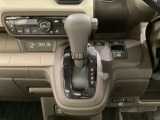CVT車のセレクトレバーです。低速から高速まで、変速ショックのないスムーズな走りを実現するとともに、エンジン効率のよい領域を維持することで燃費にも貢献します。