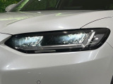 【LEDヘッドライト】悪天候や夜間走行時も良好な視界を確保し安心して運転できる高輝度LEDヘッドライトを装備!点灯速度が早く、消費電力も抑えられています。
