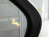 ブラインドスポットモニター装備。隣車線を走る車両を検知。ドアミラーでは確認しにくい後方、側方エリアに存在する車両や急接近してくる車両も検知しドアミラーに搭載されたLEDインジケーターが点灯します。