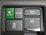 【電子制御パーキングブレーキ】スイッチ操作でパーキングブレーキをオン/オフ。発進時、運転席のシートベルトが着用されている時アクセルを踏めば自動的に解除されます。