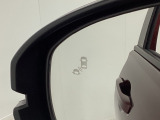 ブラインドスポットモニターを装備。自車の車速が 20km/h以上で前進しているとき、隣接する車線後方に他の車両が走行していることを知らせ、運転者の車線変更などの操作の際の負担を軽減するシステムです。