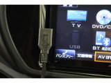 給電用USBソケットを装備しています。iPhoneやスマートフォンを繋いで音楽を再生したり、充電したり。車内にあると便利なアイテムのひとつですね!