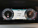 【インタラクティブドライバーディスプレイ】メータが全て液晶になっており、フルスクリーンのマップを表示するする事ができます。目的地を設定すると、連動されるので目線を下げるだけで次の曲がり角がわかります。
