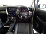 ウッド調と革巻きステアリングで快適な操作性の運転席です。