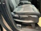 運転席は、大きな座面と包み込むような背もたれがドライバーの身体全体をしっかり支えます。上質なシート素材と座り心地のよいクッションを採用し、長時間の運転やコーナーの多い道も快適です。