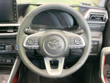 インテリアに合わせたデザインのステアリングは、運転される方のことも考え、運転しやすい形状、大きさです。是非一度、実際に触ってお確かめください。