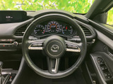 握りやすい形状で、運転操作を快適に。オーディオやハンズフリー通話など、便利な機能も操作可能です。