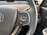 予め設定した速度で定速走行。先行車に近づいたら、システムが先行車との距離や速度差を測定し、自動的に加減速。適切な車間距離を維持しながら追従走行します。