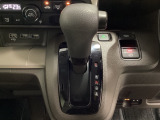 CVT車のセレクトレバーです。低速から高速まで、変速ショックのないスムーズな走りを実現するとともに、エンジン効率のよい領域を維持することで燃費にも貢献します。