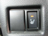 シートヒーターは、シートに内蔵された電熱線で座面を温める装備です。エアコンと違って、すぐに温まり、乾燥しにくいのが特徴です。個別にON/OFFできるので、搭乗者の好みに合わせられます。
