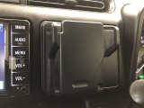 マルチホルダーです。スマートフォンやメモ帳などを置いておくのに便利です。プッシュすると小物入れが出現します。