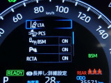 【PCS(プリクラッシュセーフティーシステム】・・・進路上の車両を前方センサーで検出し、衝突の可能性が高いと判断したときに、警報やブレーキ力制御により運転者の衝突回避操作を補助します。