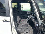 広々とした室内空間。運転席からの視界も良好で、快適な運転をサポートします。シートの形状も工夫されており、長距離運転でも疲れにくいです。
