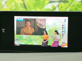停車中に楽しめるTV機能。ニュースやドラマなど、様々な番組を車内でお楽しみいただけます。