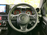 握りやすい形状のステアリングは、運転操作をスムーズに行えます。オーディオやハンズフリー通話のスイッチも操作しやすい位置に配置されています。