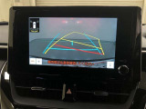 【バックガイドモニター】後方の映像をナビ画面に表示するだけでなく、ステアリング操作に連動して動くガイド線も同時に表示!予想進路の確認をしながら後退できるので便利です!