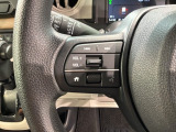 ステアリングにオーディオ操作スイッチが付いています。オーディオ画面に直接タッチしなくても操作が出来ますので、運転に集中できます。