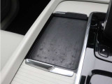 対応機種のスマートフォンを、トンネルコンソールの下のラバープレートに置いておくだけで充電可能。センターディスプレイの機能ビューを使用して、充電プレートのオンとオフを切り替えることができます。