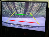 【バックカメラ】駐車時に後方がリアルタイム映像で確認できます。大型商業施設や立体駐車場での駐車時や、夜間のバック時に大活躍!運転スキルに関わらず、今や必須となった装備のひとつです!