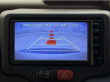 バックモニター付きです。車の後方に小型カメラが付いており、バックする際の後方の様子をモニター上に表示します。