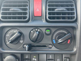 マニュアルエアコンなので設定した温度で車内の温度を保ってくれます♪