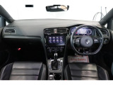 運転席助手席です。安全装備をオプションで追加するのは日本的発想。フォルクスワーゲン車はサイドエアバッグを全車標準で装備しております。