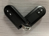 スマートキーを装備しています☆カギをカバンやポケットに入れて頂いた状態でドアロックの開閉やエンジンスタートをして頂けますよ!とても便利な装備です!