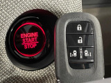 【Hondaスマートキー】カバンやポケットに入れたままでもドアの施錠・解錠が可能なスマートキーを装備。エンジンのオン・オフ時もカギを取り出す必要が無いからとっても便利です♪
