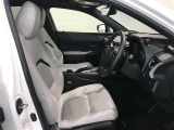 高いホールド性で運転姿勢が安定します。長距離ドライブでも疲れにくいのが魅力です。快適なドライビングライフをお送りください♪