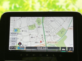 目的地への道案内をサポート。わかりやすい表示で、スムーズな移動をアシストします。ドライブの不安を軽減し、快適なカーライフを。