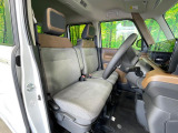 運転席まわりには十分なスペースがあり、大柄な方でもゆったり運転していただける環境です。