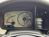 見やすいメーターパネルは、運転に必要な情報を的確に表示します。運転状況を常に把握でき、安全運転をサポートします。