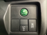 VSA装備車です。VSAはドライバーの操作と車の動きを見守っています。もし車の挙動が乱れたとき、4輪別々にブレーキをかけたり、エンジンパワーをしぼることによって車を安定させます。