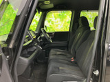 運転しやすいシートポジションで、快適なドライブを。ステアリング操作もスムーズに行えます。運転に集中できる空間です。