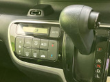 シフト周りには操作しやすいモニターが配置され、車両情報などを確認できます。運転に集中しながら、必要な情報を手軽にチェックできます。